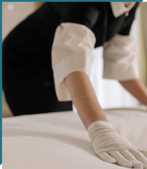 Drei Männer mit Putzzubehör, Mali Gebäudemanagement