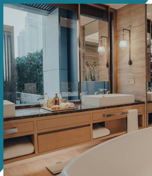 ein Badezimmer mit einer großen Badewanne neben einem Fenster